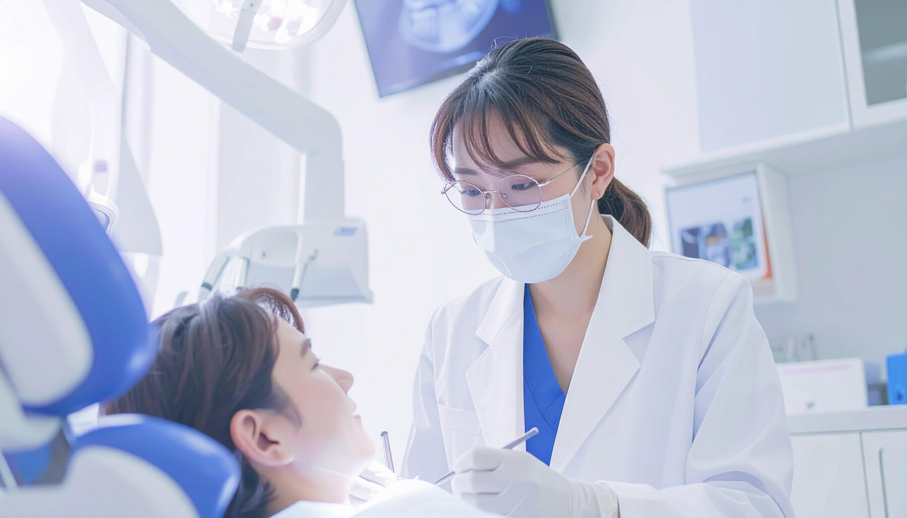 歯科医師が患者を診療している様子